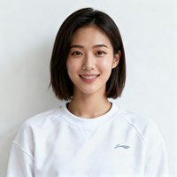 一位年轻女性体育博主的正面肖像，她留着齐肩短发，穿着白色运动卫衣，背景是简约的白色墙壁